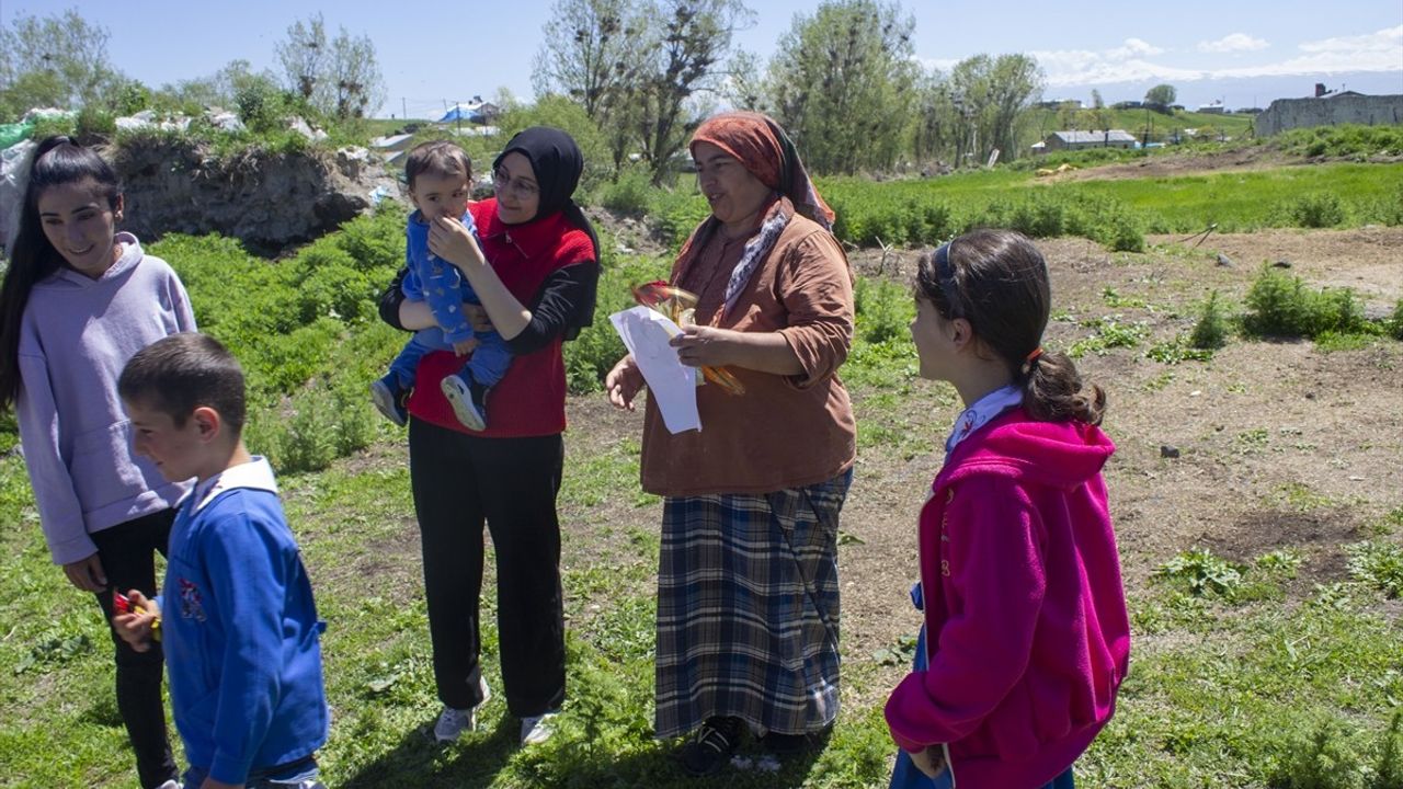 Kars'ta Öğrenciler, Anneler Günü'nü Kapı Kapı Dolaşarak Kutladı
