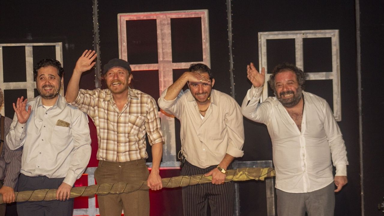 Kars'ta 'Vagon Sahne Projesi' Kapsamında 'Misafir' Tiyatro Oyunu Sahnelendi