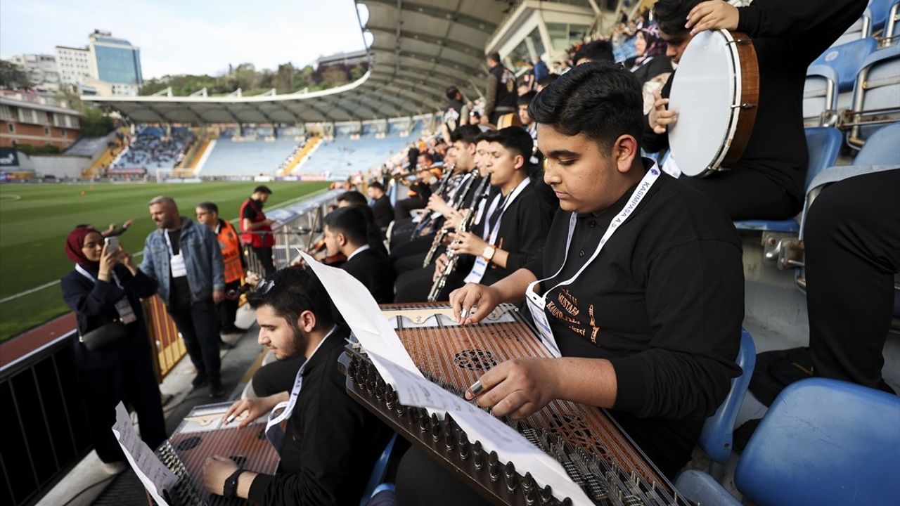Kasımpaşa-Trabzonspor Maçı Öncesinde Müzik Etkinliği Düzenlendi
