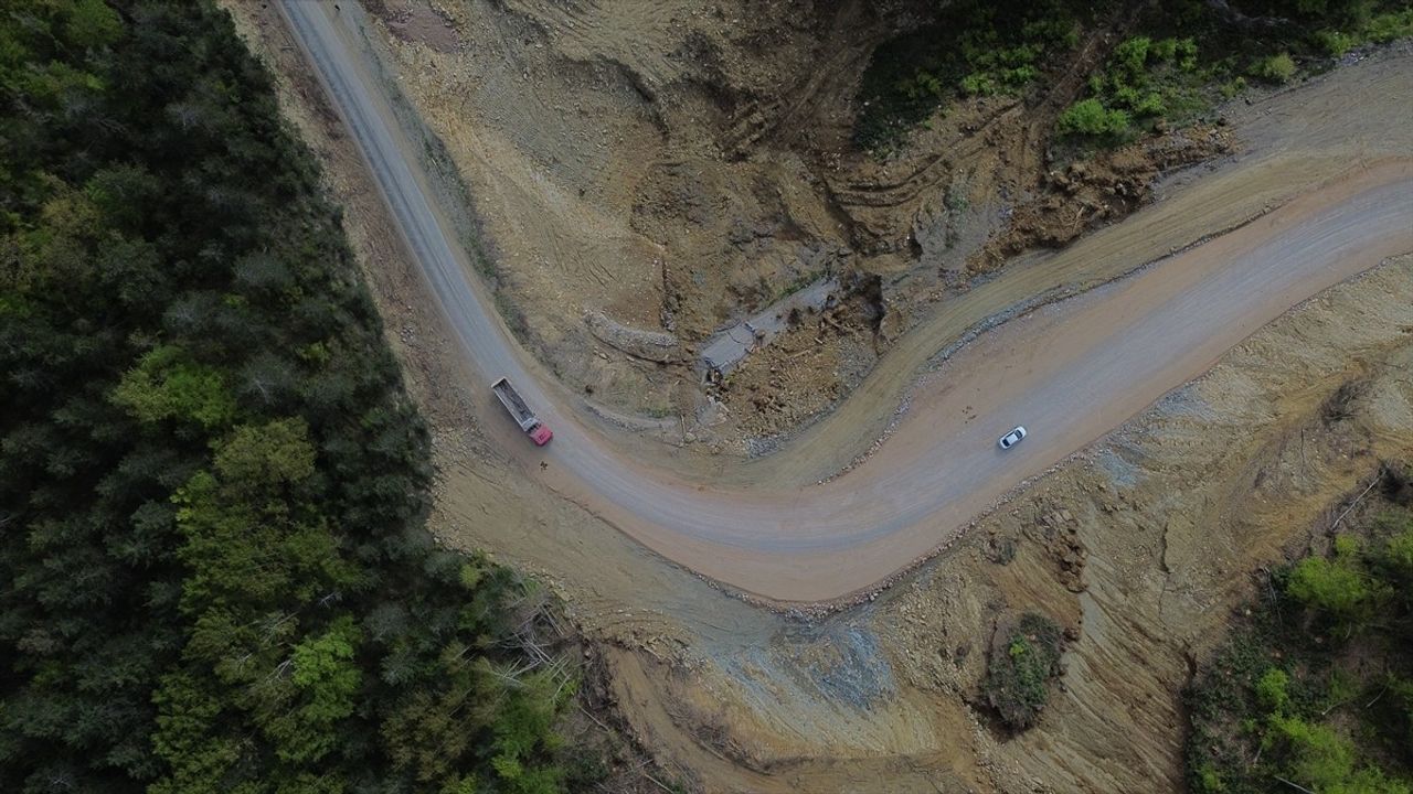 Kastamonu-Çatalzeytin Kara Yolu Heyelan Sonrası Yeniden Ulaşıma Açıldı
