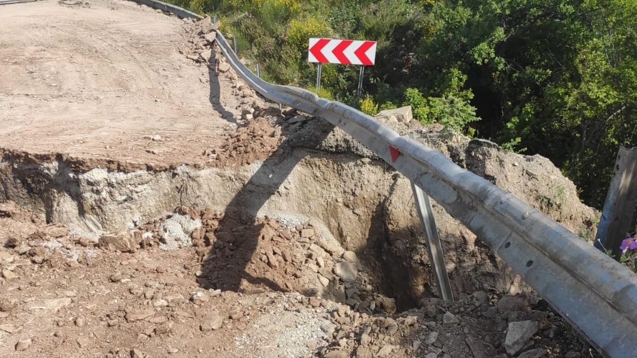 Kastamonu'da Cide-İnebolu Kara Yolunda Heyelan Nedeniyle Ulaşım Kesildi