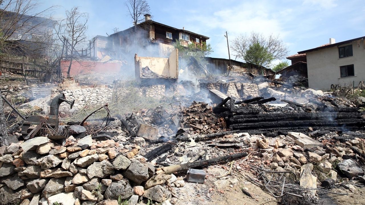Kastamonu'da Yangında Bir Kişi Yaralandı, Cami ve Ev Kullanılamaz Hale Geldi