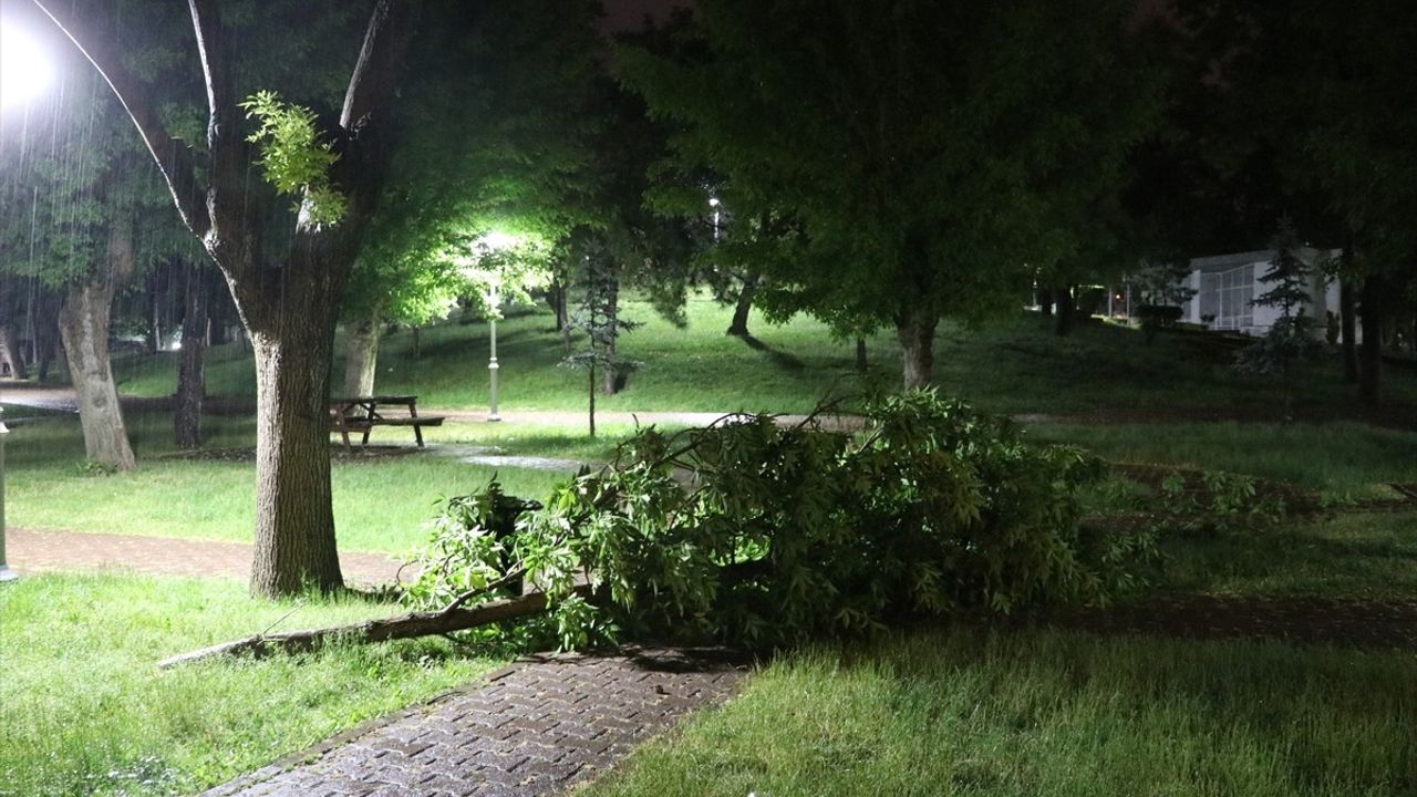 Kayseri'de 14 Katlı Apartmanın Çatısına Yıldırım Düştü