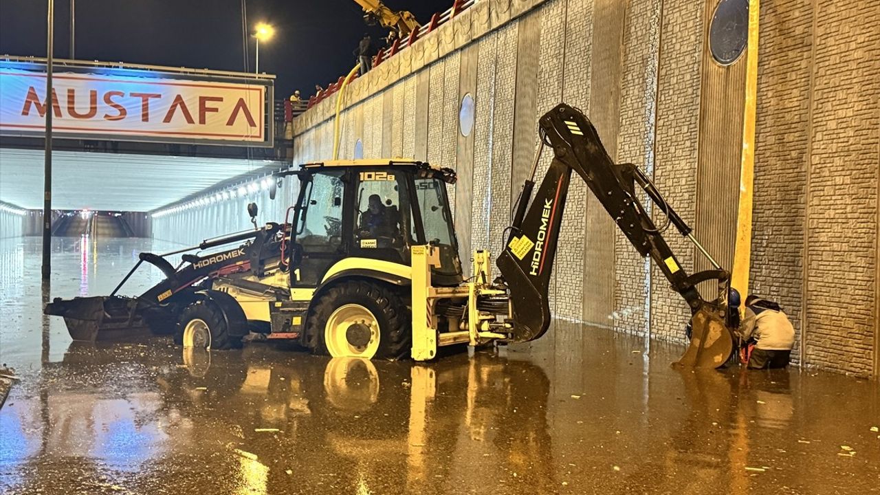 Kayseri'de Sağanak Yağış Hayatı Olumsuz Etkiledi