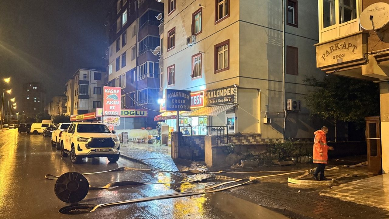 Kayseri'de Sağanak Yağışlar Sonrası Araçlar Yolda Mahsur Kaldı