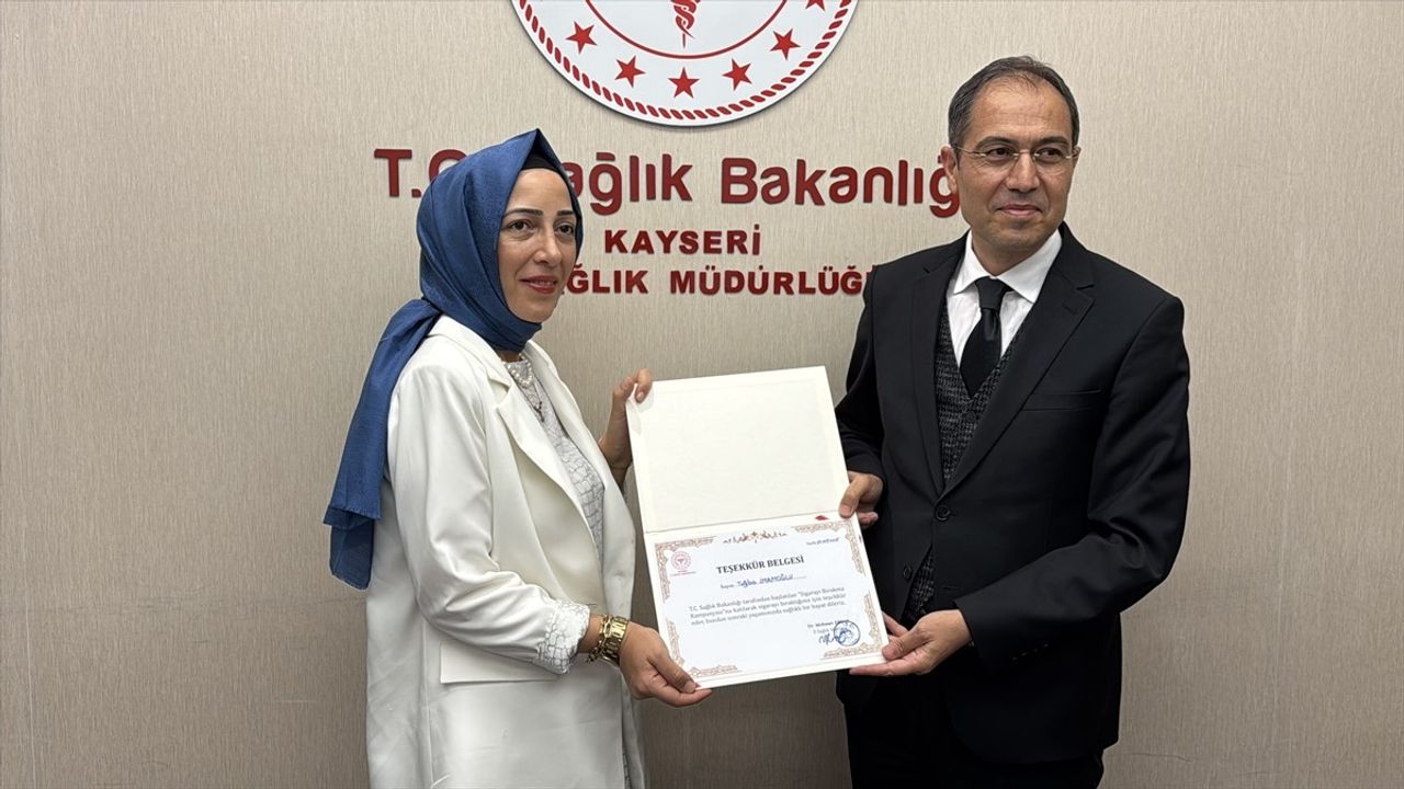 Kayseri'de Sigarayı Bırakanlara Teşekkür Belgesi Verildi