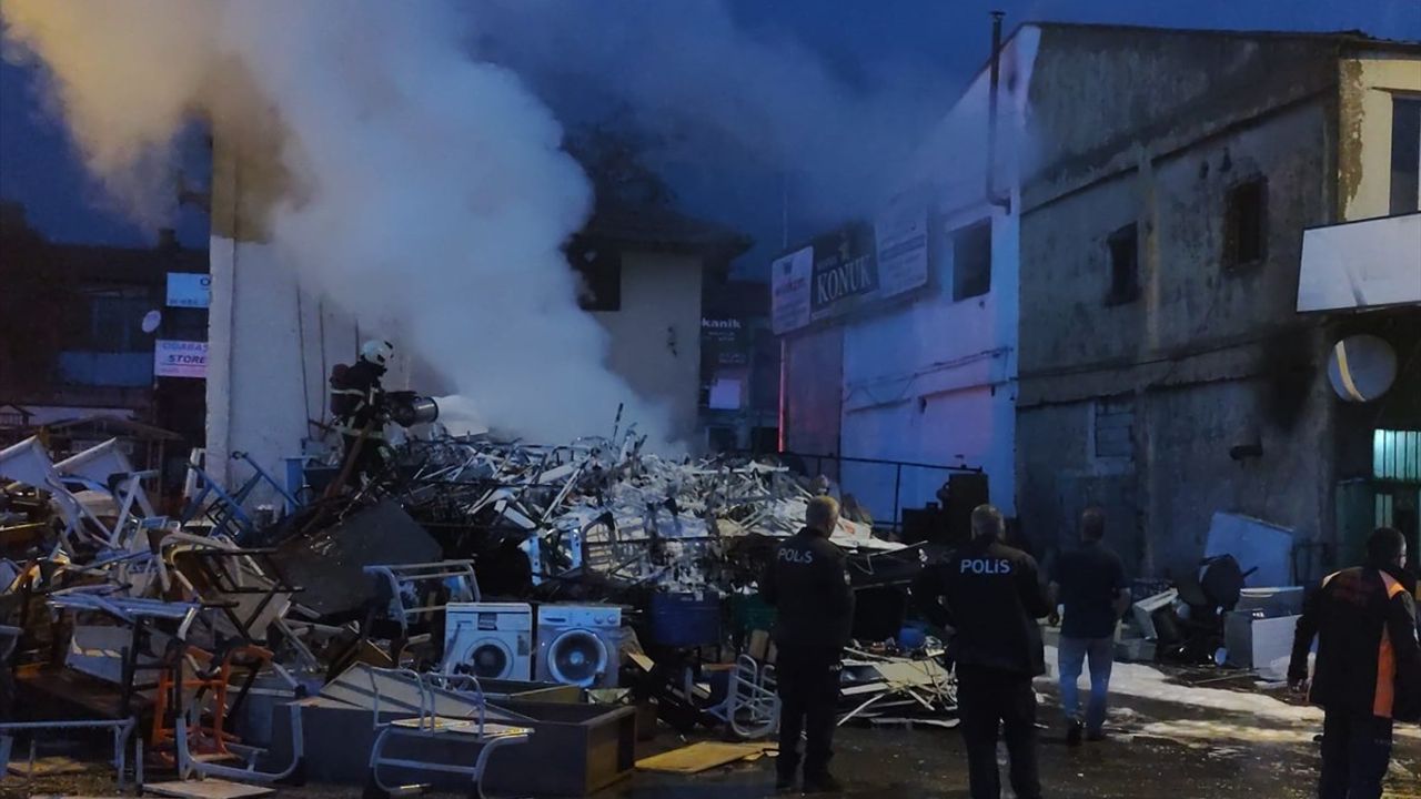 Kayseri'de Yıldırım Hurdalığa Düşerek Yangın Çıkardı