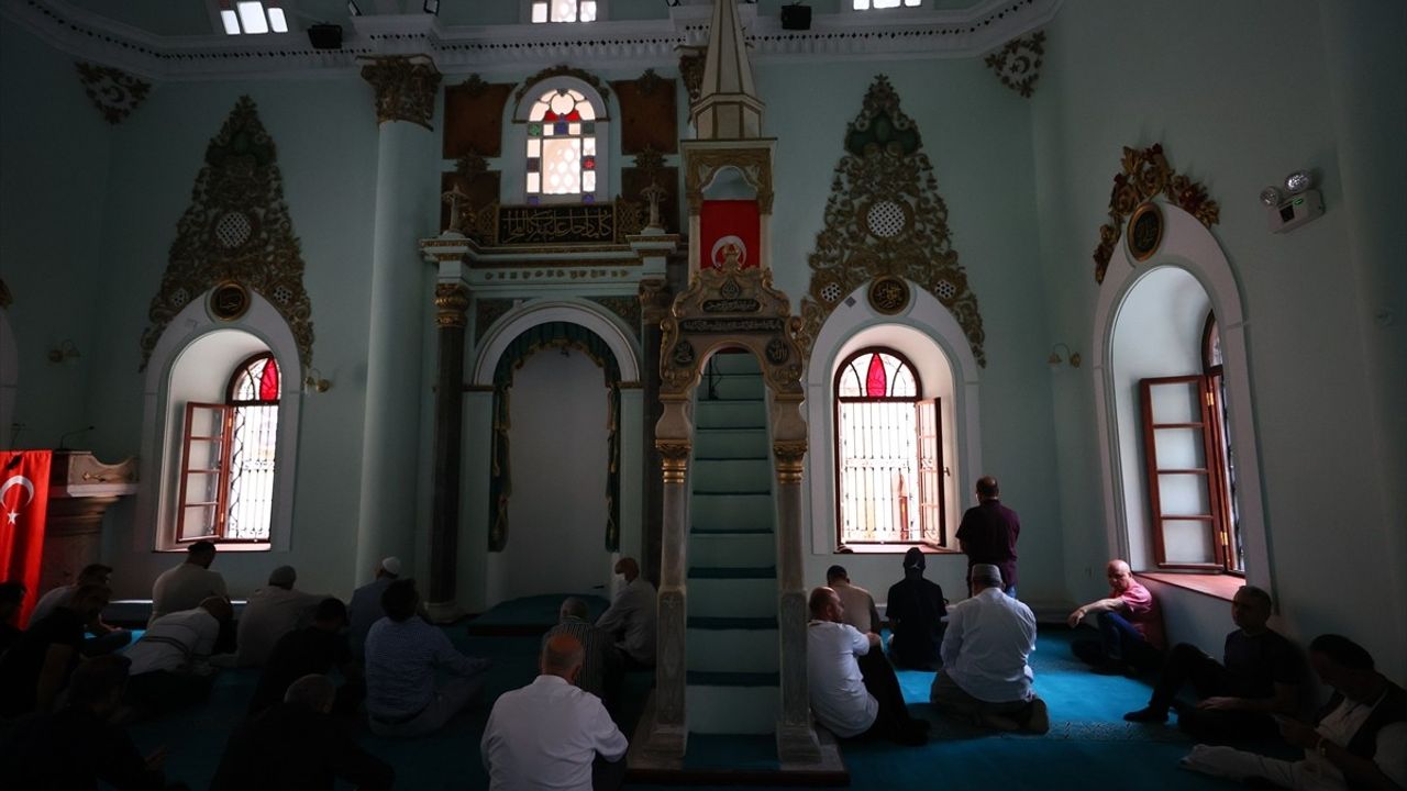 Kemeraltı Camisi Restorasyonu Tamamlandı ve İbadete Açıldı