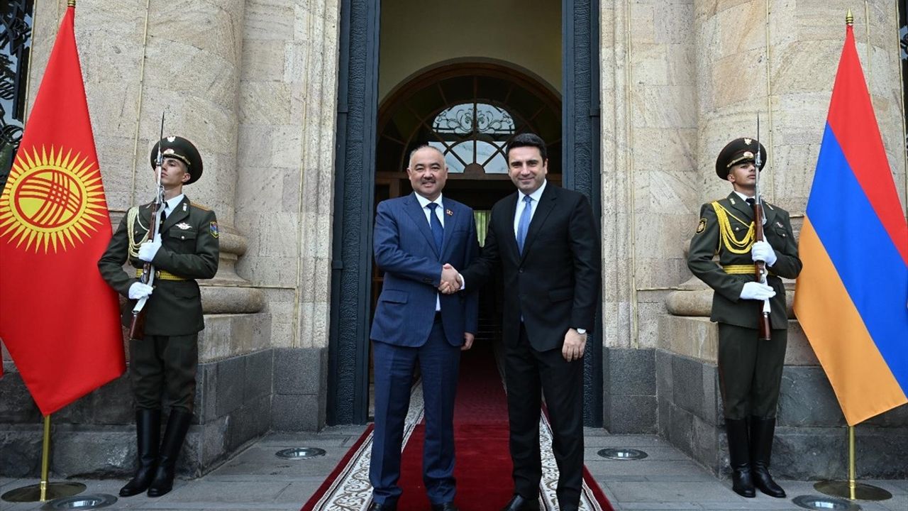 Kırgızistan, Azerbaycan ve Ermenistan Arasındaki Barış Müzakerelerine Ev Sahipliği Yapmaya Hazır