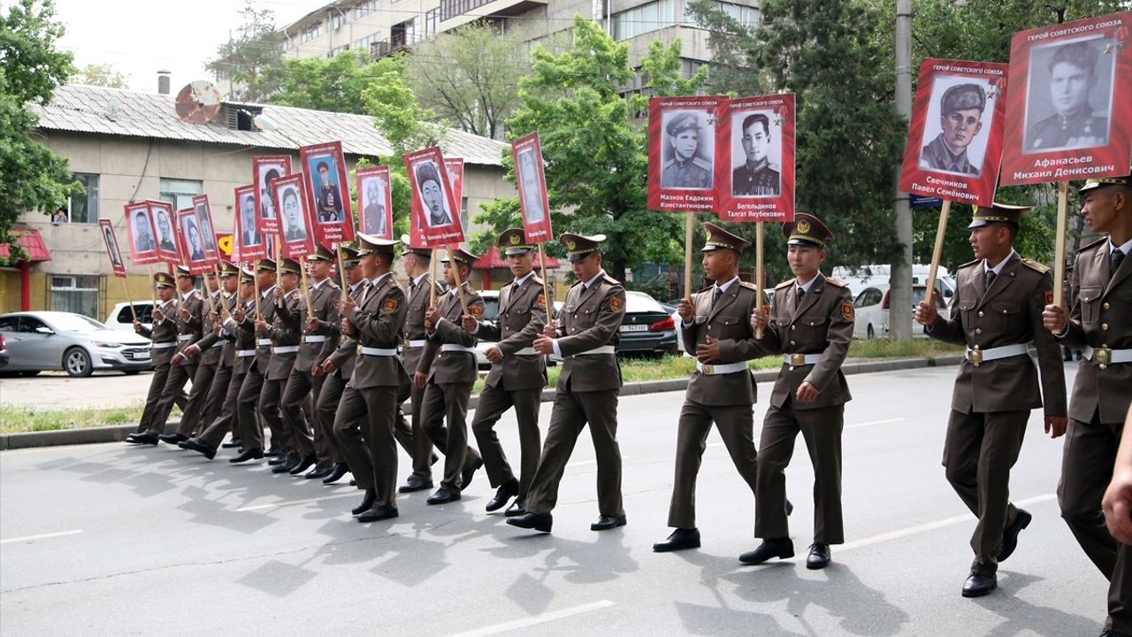 Kırgızistan'da 9 Mayıs Zaferi'nin 80. Yılı Ölümsüz Alay Yürüyüşü ile Kutlandı