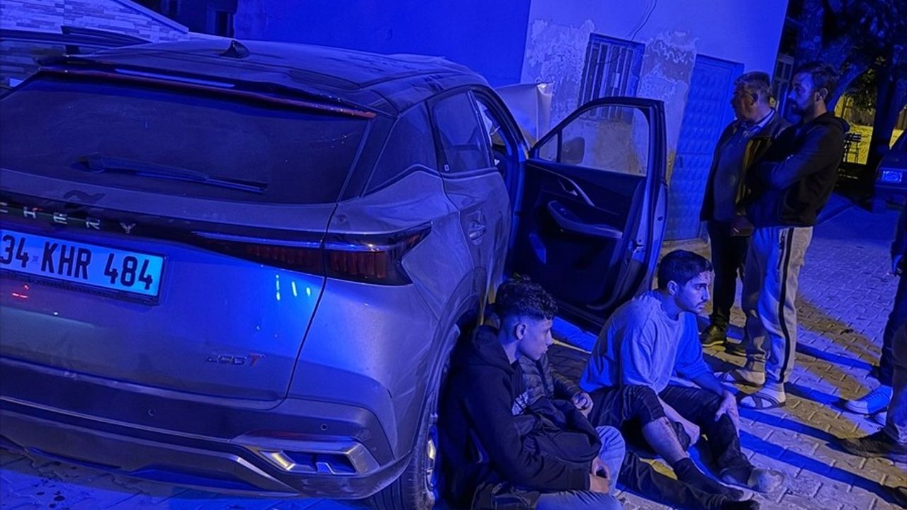 Kırklareli'de Jandarmadan Kaçan Araç Kaza Yaptı: 5 Düzensiz Göçmen Yaralı