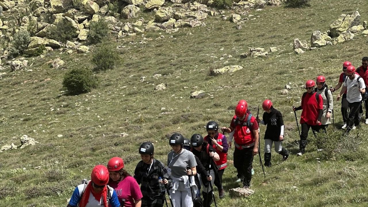 Kırşehir Dağcıları 19 Mayıs'ı Davullu Zirvesi'nde Kutladı