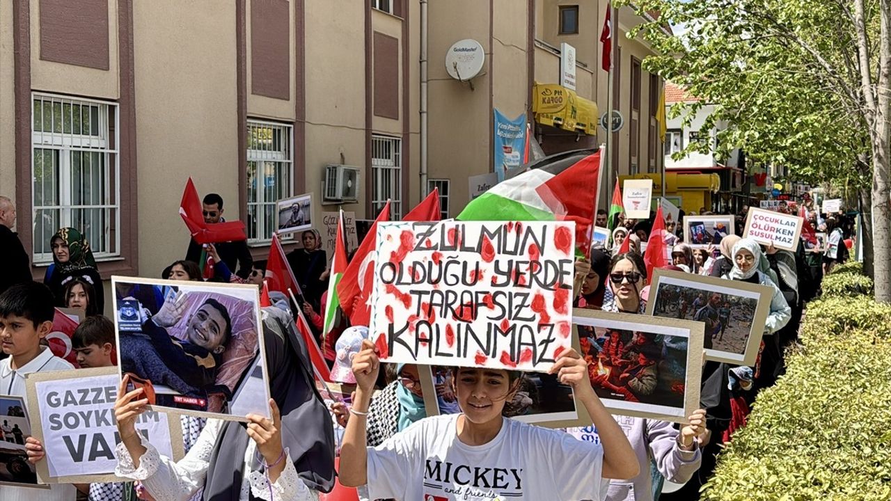 Kırşehir'de Çocuklar Gazze'ye Destek İçin Yürüyüş Düzenledi