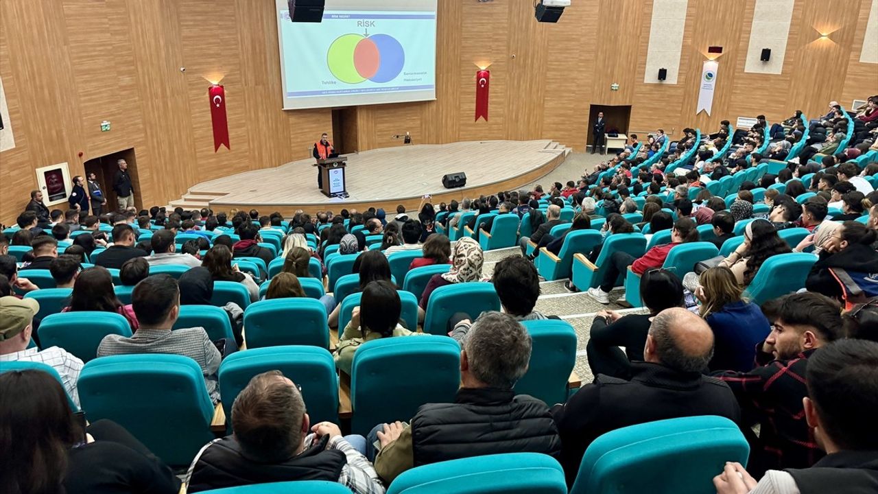 Kırşehir'de 'Depremle Birlikte Yaşam' Konferansı Gerçekleştirildi