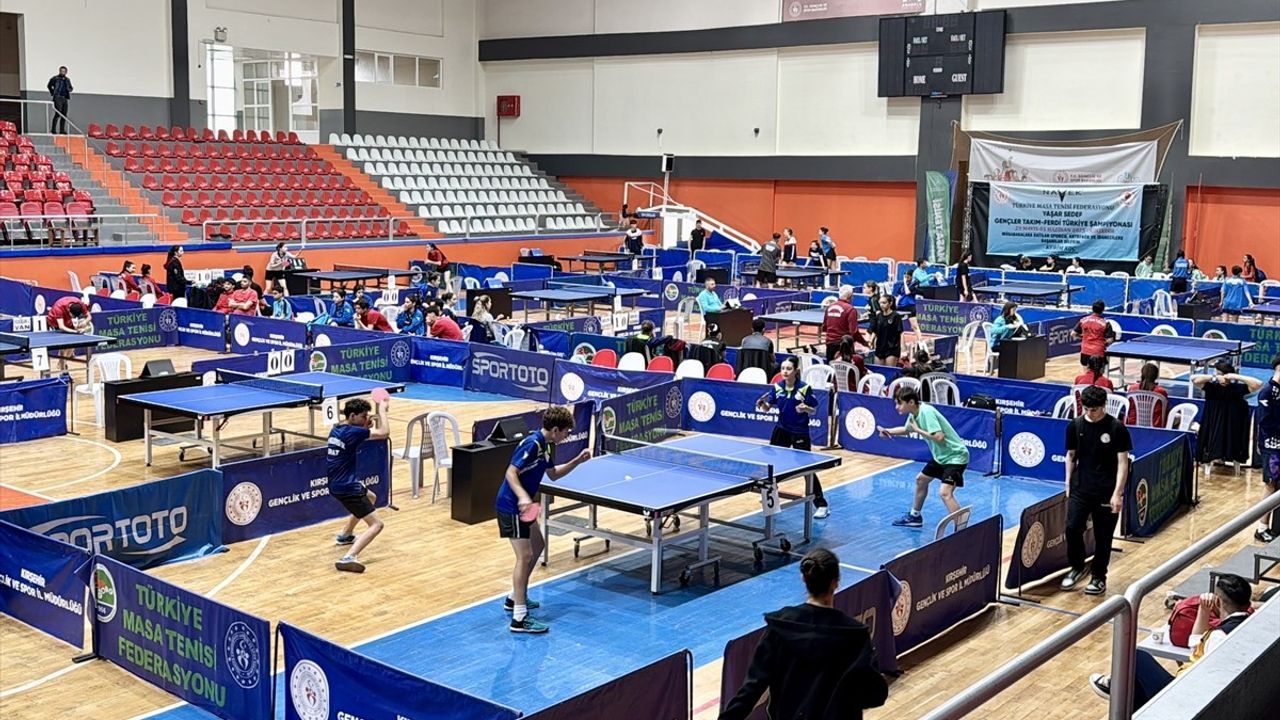 Kırşehir'de Gençler Masa Tenisi Türkiye Şampiyonası Başladı