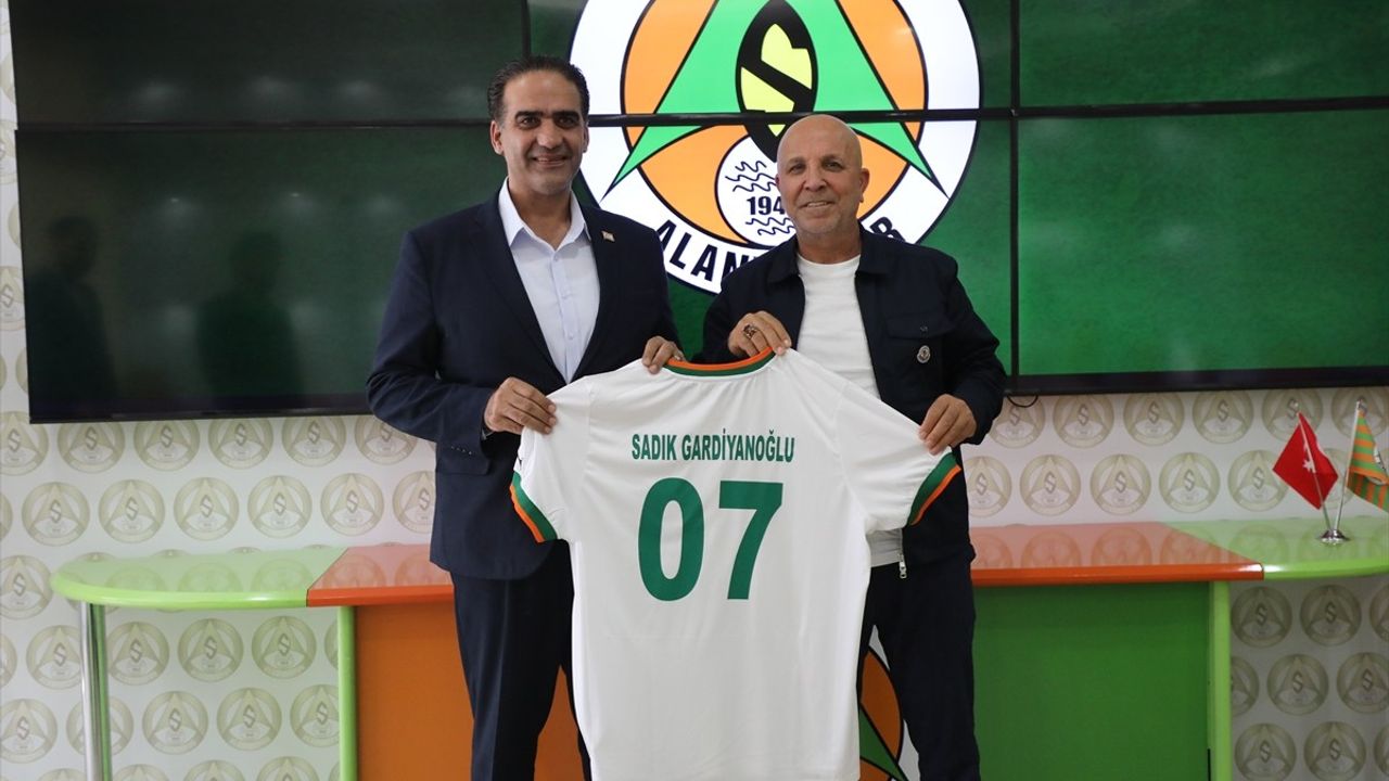 KKTC Çalışma Bakanı Gardiyanoğlu'ndan Alanyaspor Başkanı Çavuşoğlu'na Taziye Ziyareti