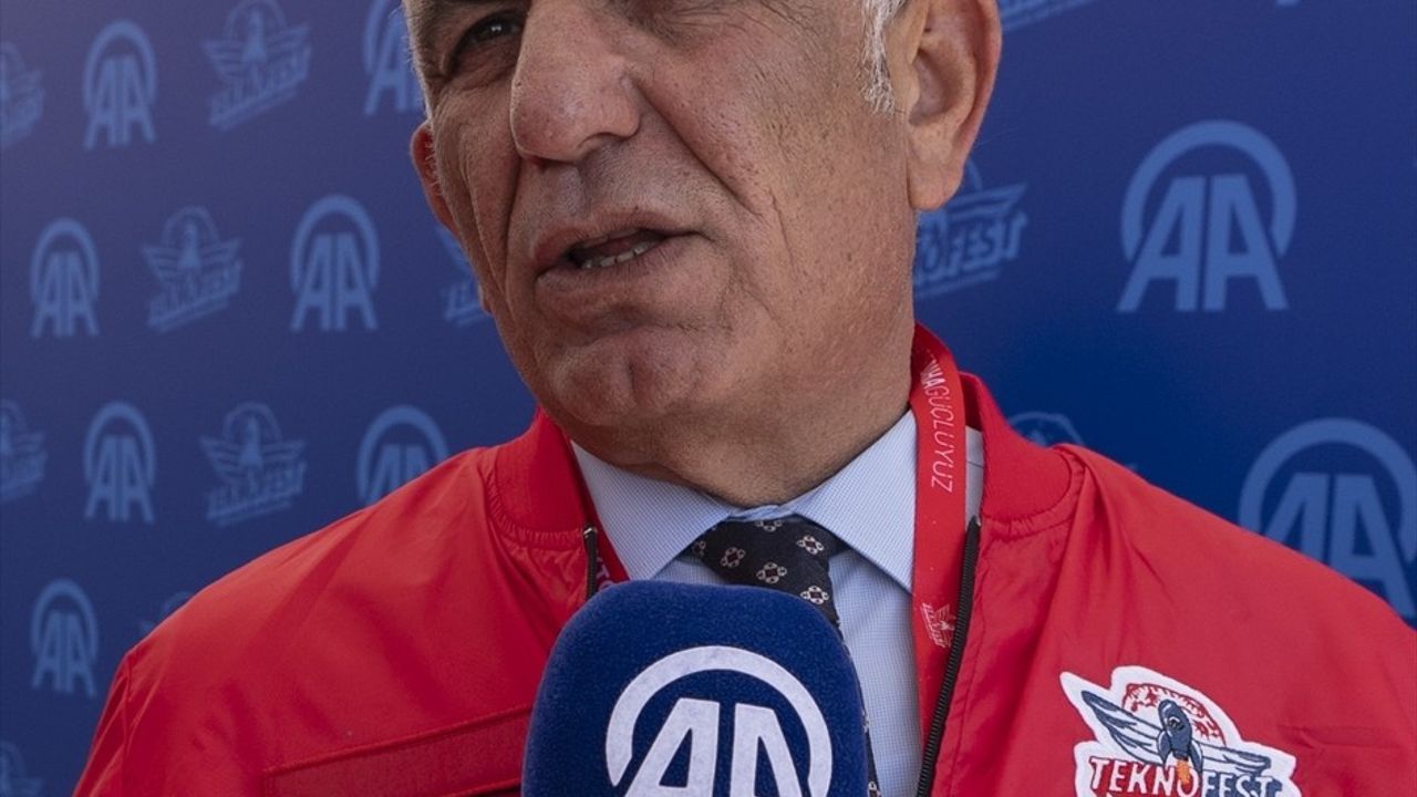 KKTC Milli Eğitim Bakanı Çavuşoğlu, TEKNOFEST KKTC'deki AA standını ziyaret etti