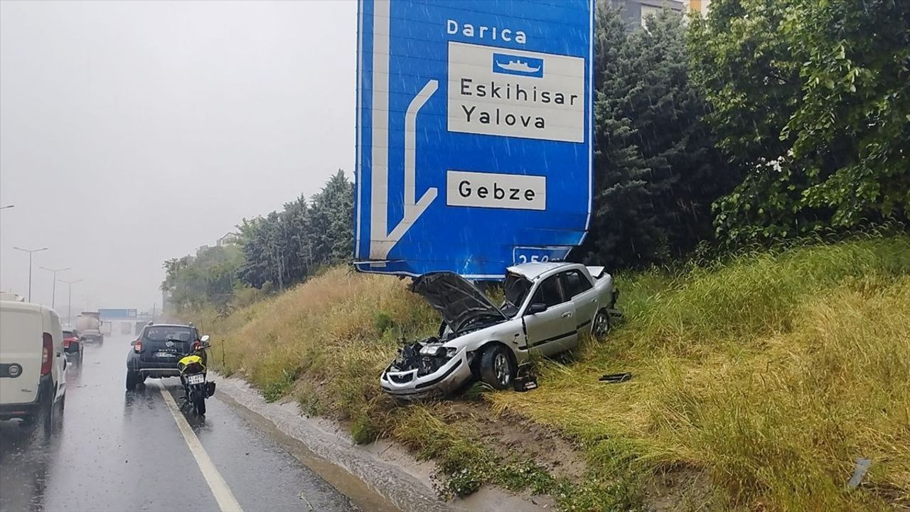 Kocaeli D-100 Kara Yolunda Trafik Kazası: Otomobil Trafik Levhasına Çarptı