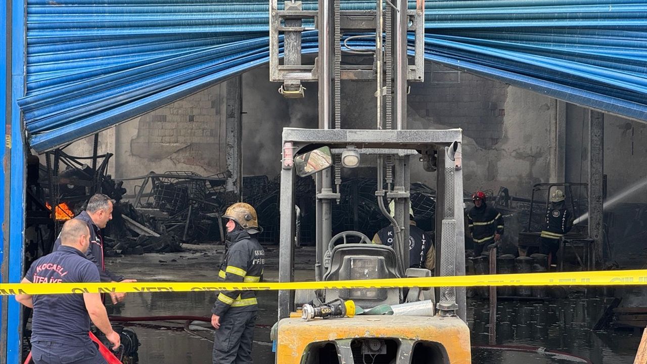 Kocaeli'de Boya Fabrikasında Yangın Kontrol Altına Alındı
