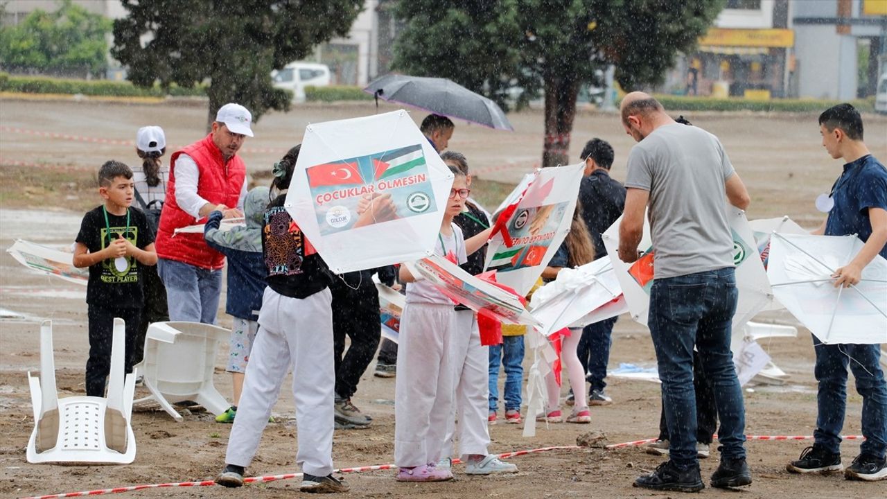 Kocaeli'de Çocuklara Uçurtma Dağıtarak Gazze'ye Destek Verildi