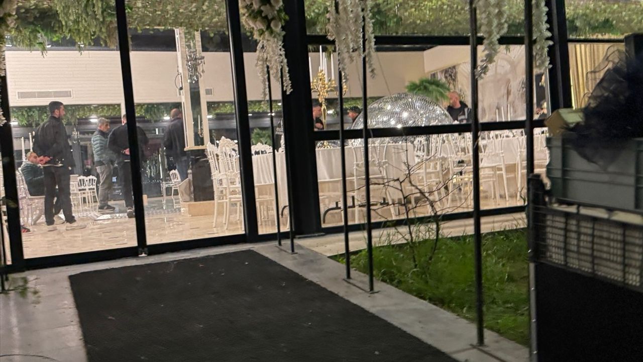 Kocaeli'de Düğün Salonunda Disko Topu Düşmesi Sonucu 3 Kişi Yaralandı