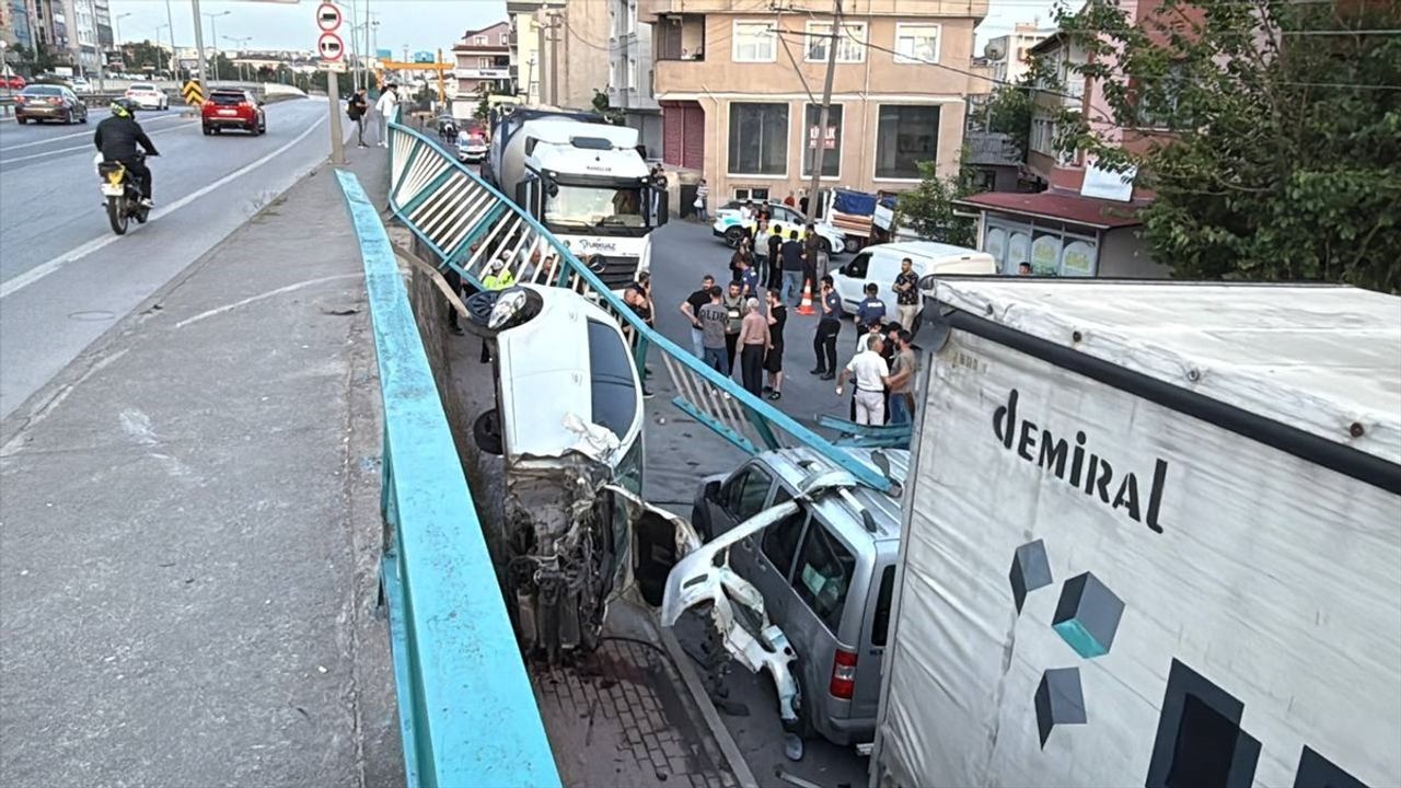 Kocaeli'de İstinat Duvarından Düşen Otomobil Asılı Kaldı