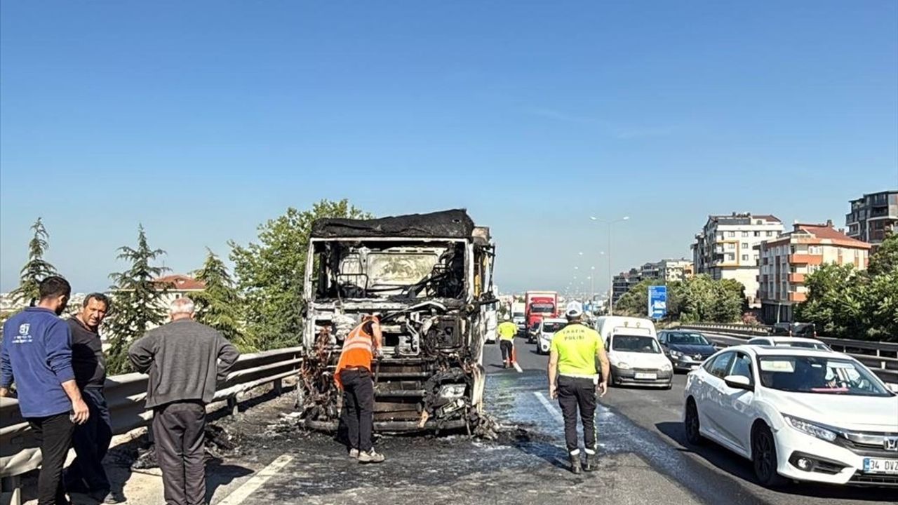 Kocaeli'de Tır Yangını D-100 Kara Yolunda Trafiği Aksattı