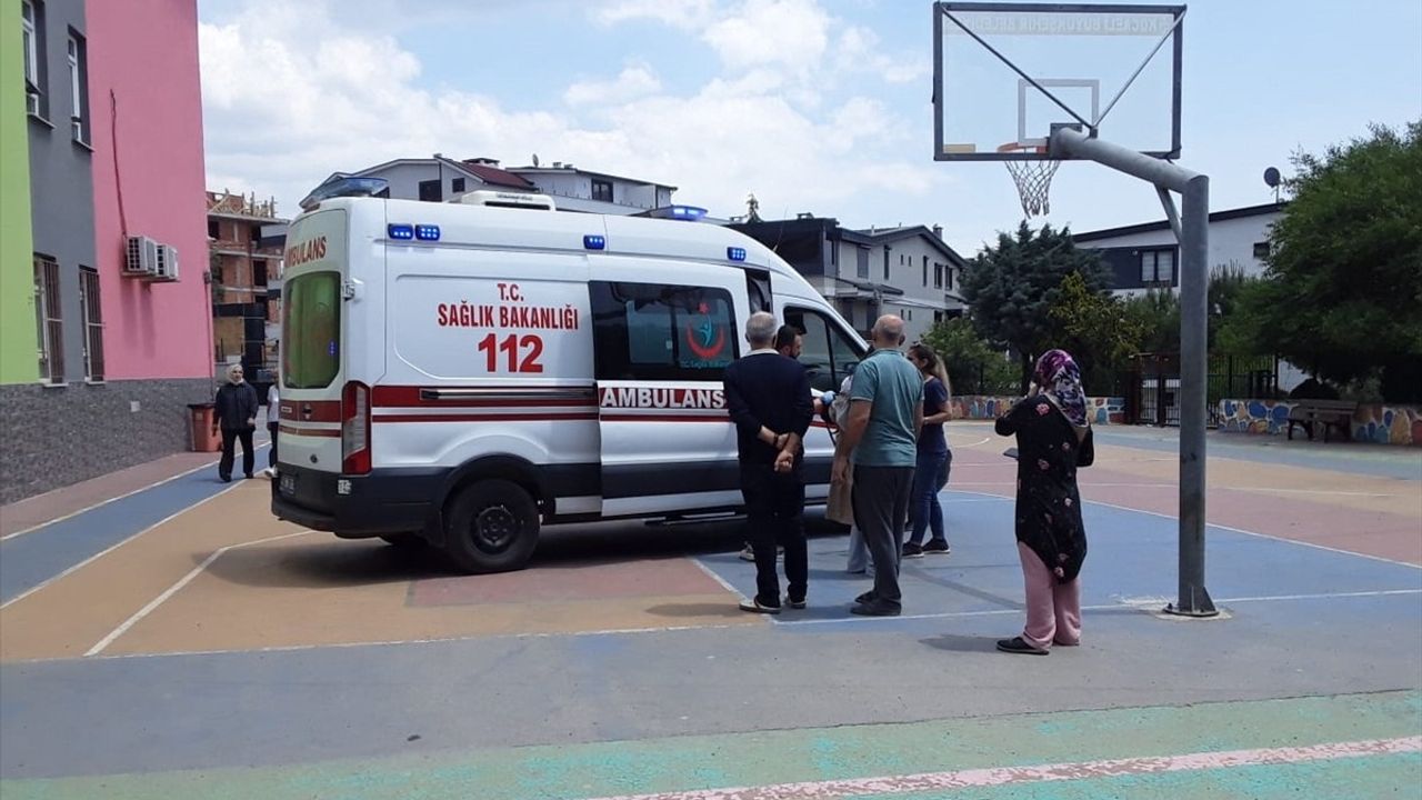 Kocaeli'nin Darıca İlçesinde İstinat Duvarından Düşen Otomobilin Sürücüsü Yaralandı