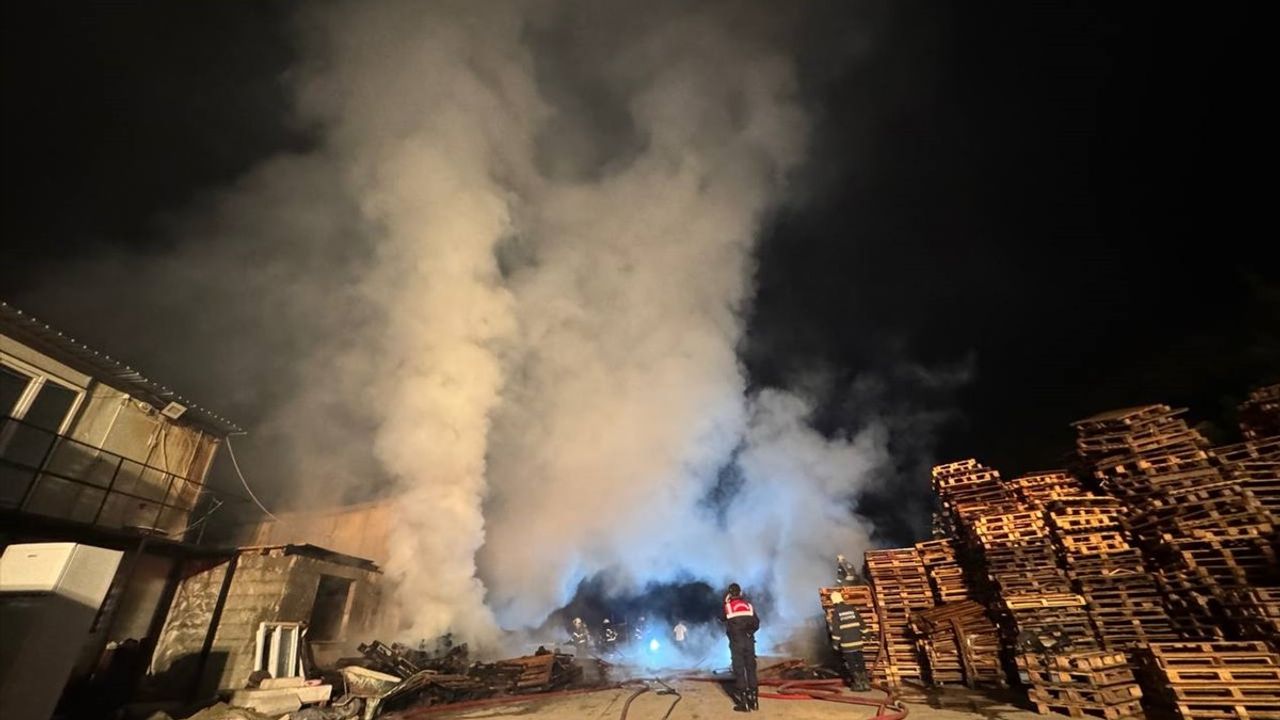Kocaeli'nin Gebze İlçesinde Palet Deposunda Yangın Söndürüldü