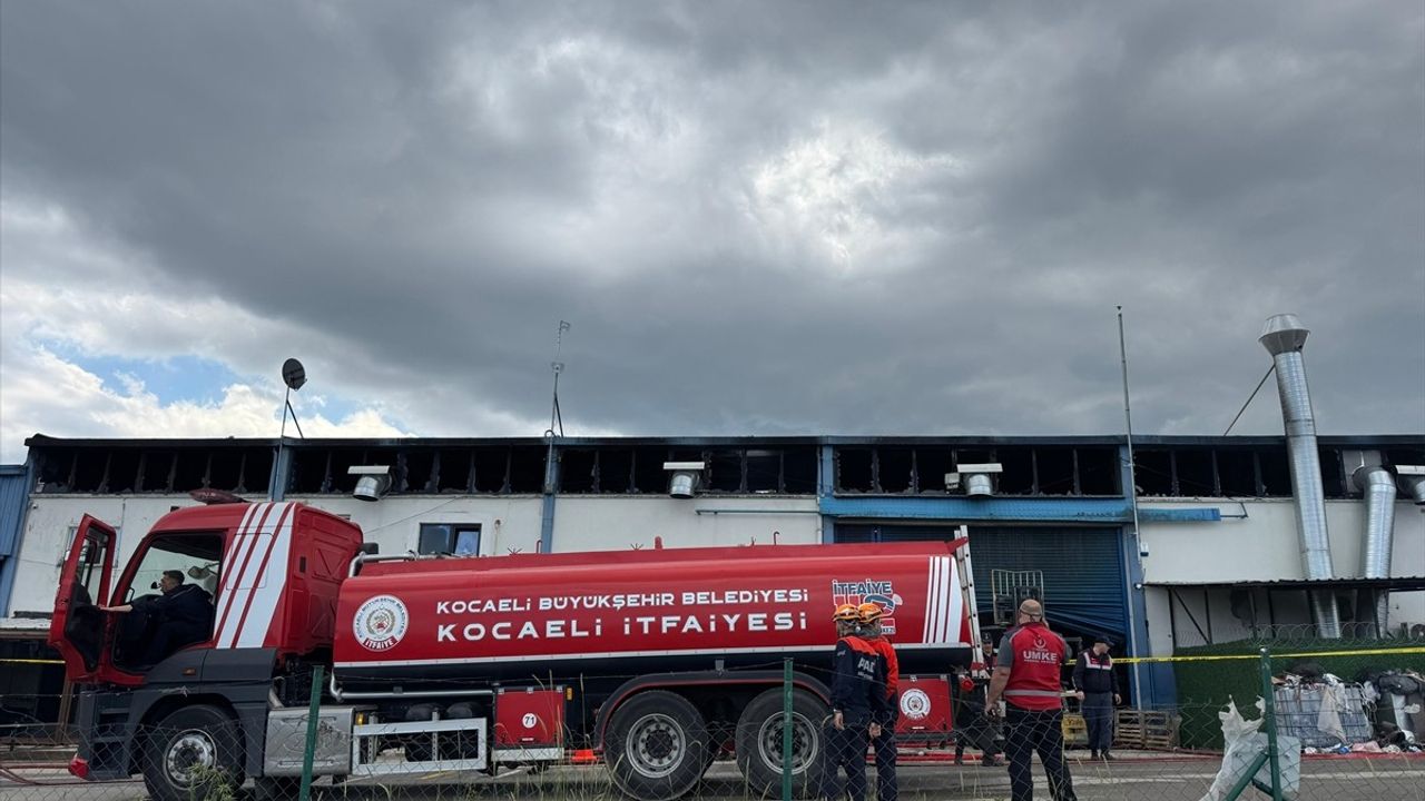 Kocaeli'nin Gebze ilçesindeki boya fabrikasında yangın kontrol altına alındı