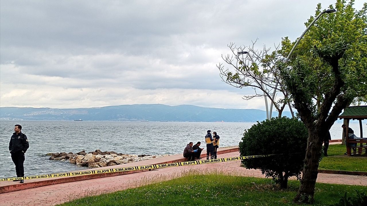 Kocaeli'nin Karamürsel İlçesinde Kayalıklarda Erkek Cesedi Bulundu