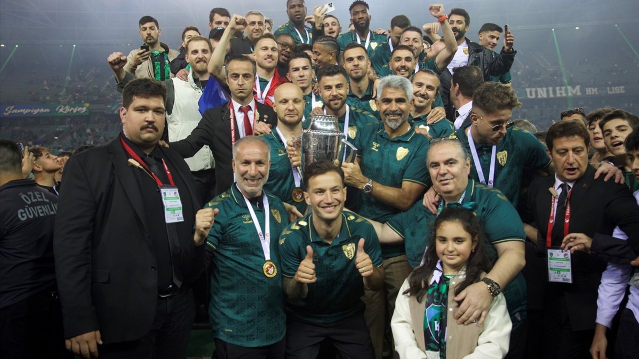 Kocaelispor, Süper Lig Şampiyonluk Kupasını Aldı