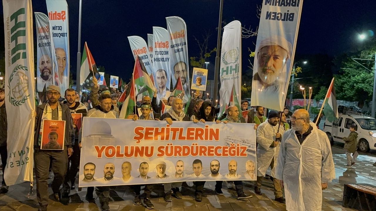 Konya'da Binlerce Kişi Filistin İçin Meşalelerle Yürüdü