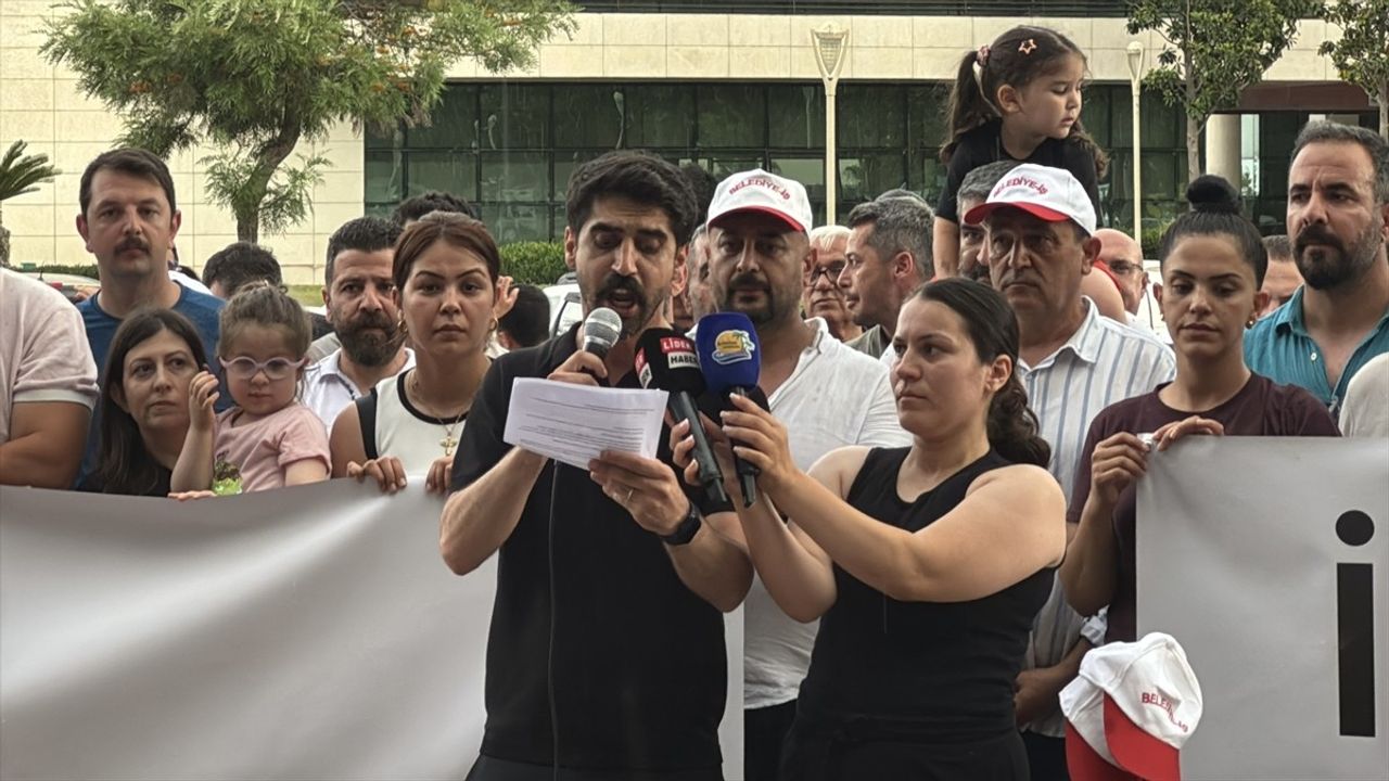 Konyaaltı Belediyesi'nde İşten Çıkarılan Çalışanlar Görevlerine Dönmek İçin Eylem Yaptı