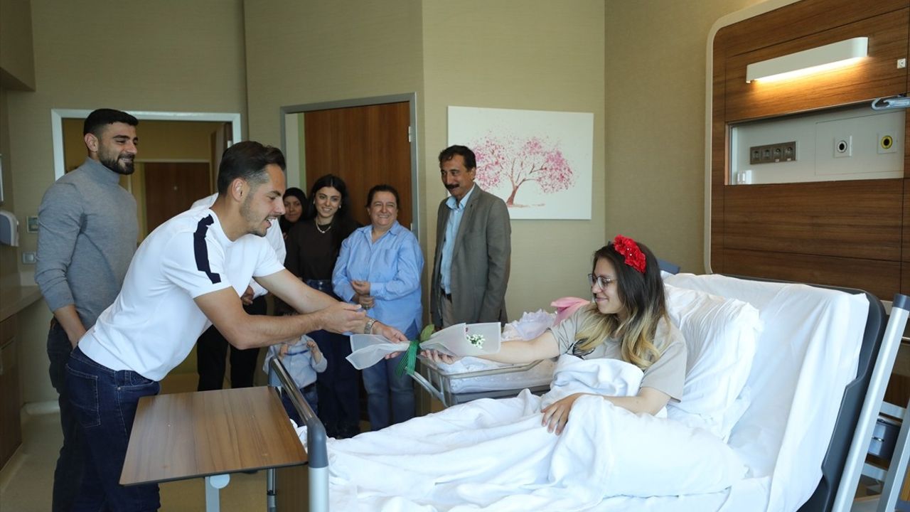 Konyasporlu Oyuncular Anneler Günü'nü Ziyaretlerle Kutladı