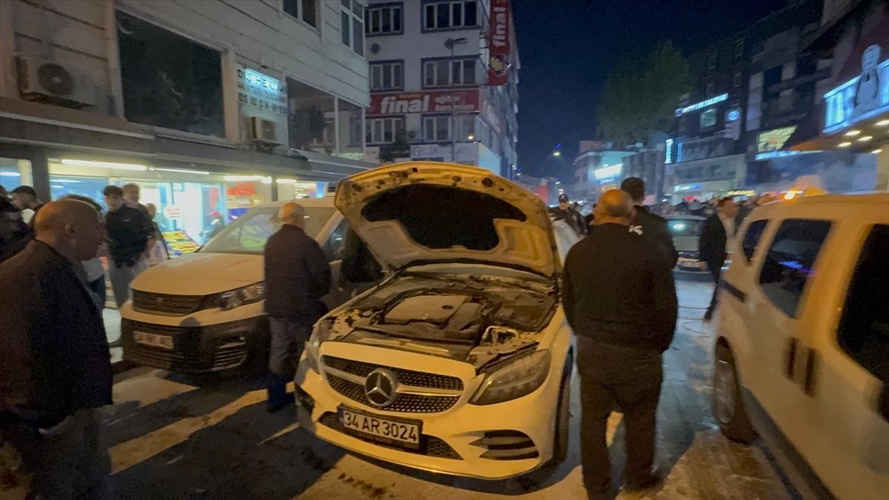 Küçükçekmece'de Galatasaray Şampiyonluk Kutlamalarında Havai Fişek Patladı