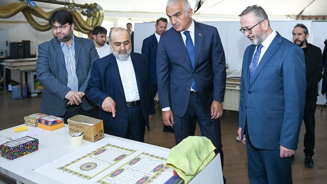 Kültür ve Turizm Bakanı Ersoy, İstanbul Mushafı'nı İnceledi