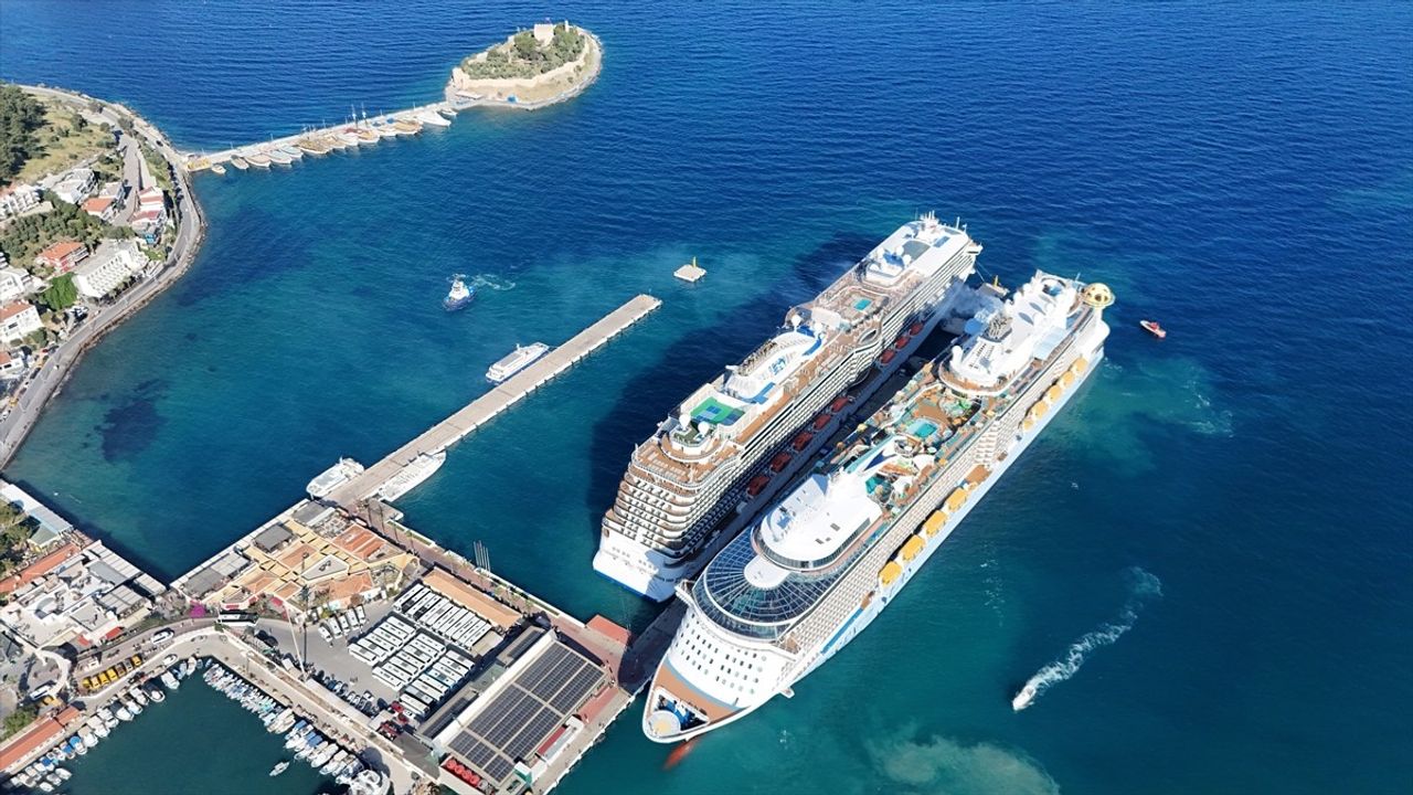 Kuşadası'na 3 Kruvaziyerle 8.560 Turist Geldi