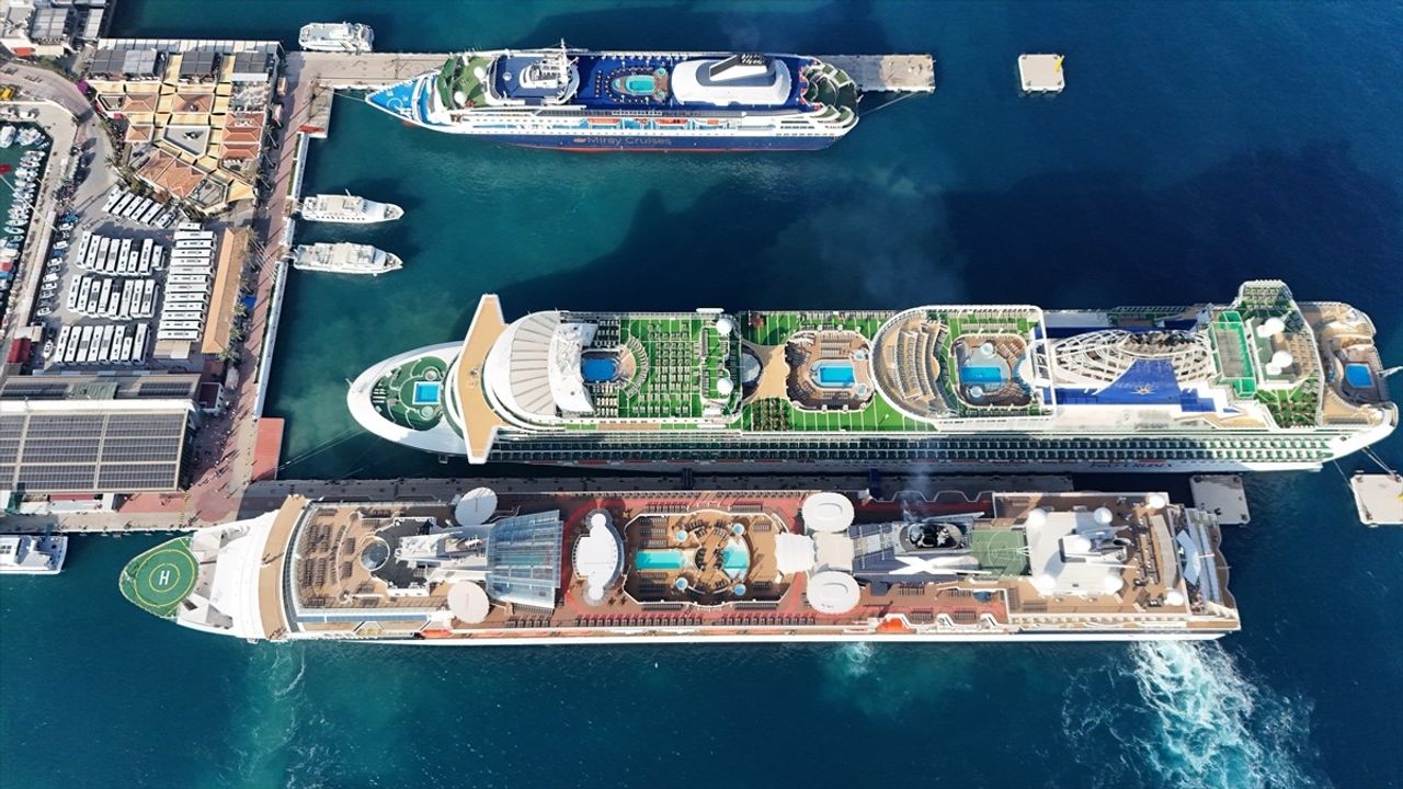 Kuşadası'na 4 Kruvaziyerle 7 Bin 427 Turist Geldi
