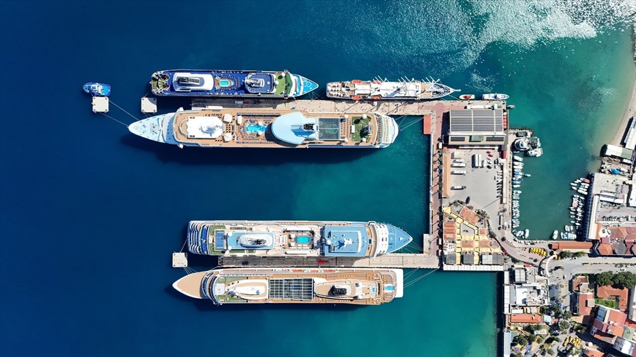 Kuşadası'na Bir Günde 5 Kruvaziyer Demirledi