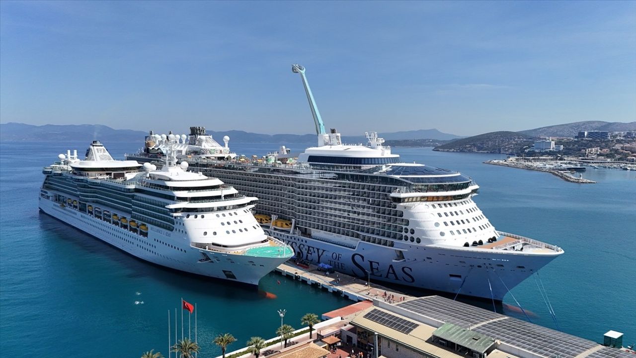 Kuşadası'na İki Kruvaziyerle 8 Bin 507 Turist Geldi