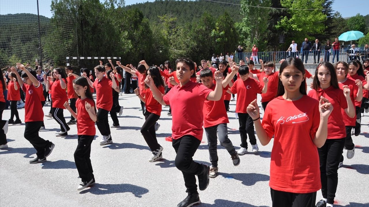 Kütahya'da 100'den Fazla Öğrenci Harmandalı Oynadı
