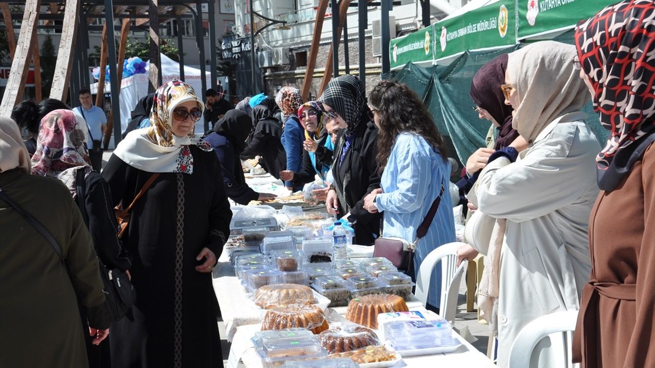 Kütahya'da Gazze'ye Yardım Amaçlı 'Hayır Çarşısı' Kuruldu