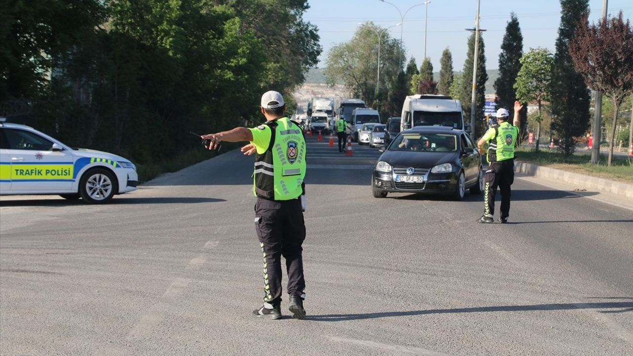 Kütahya'da Polisten Yöresel Lezzet İkramı