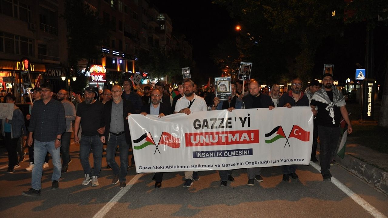Kütahya'da Vatandaşlar Gazze İçin Sessiz Yürüyüş Düzenledi