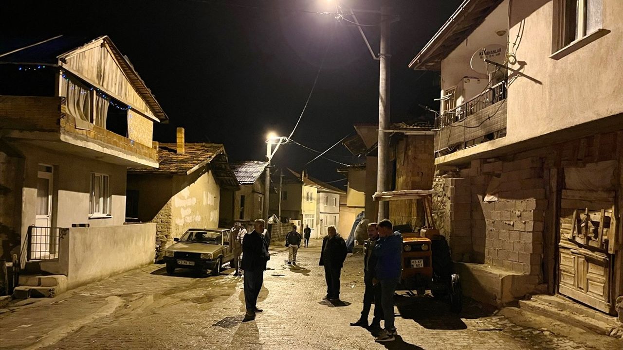 Kütahya'da Yemişli Köyü, Artçı Sarsıntılar Nedeniyle Geceyi Dışarıda Geçiriyor