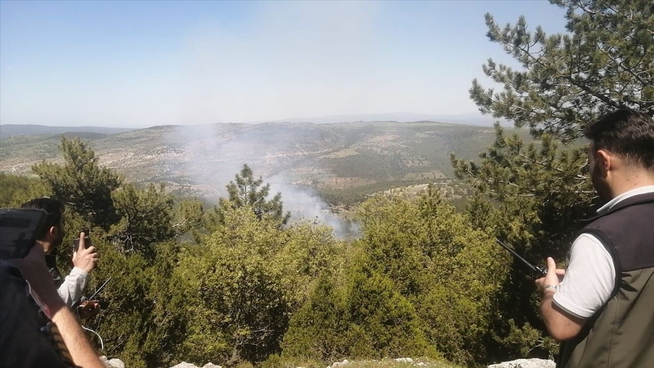 Kütahya'nın Emet İlçesinde Orman Yangınına Müdahale Ediliyor
