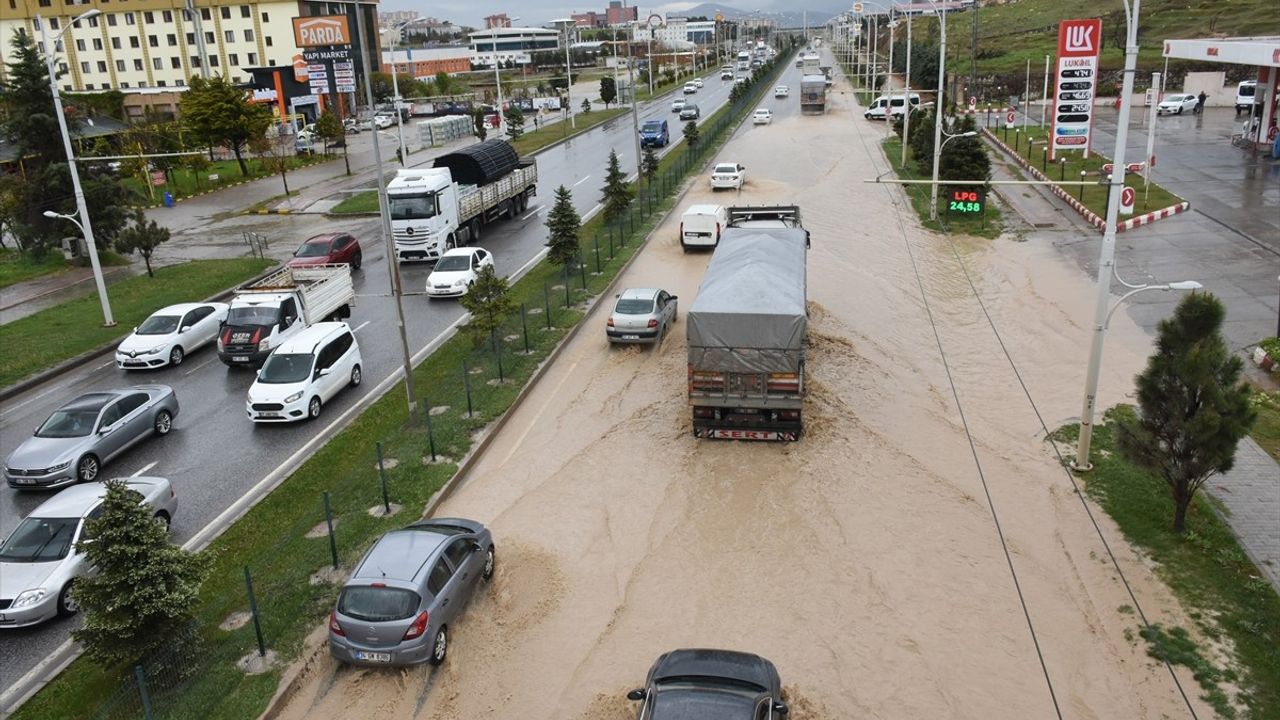 Malatya'da Sağanak ve Dolu Hayatı Etkiledi