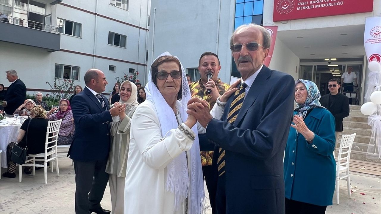 Malatyalı Depremzede Çift, 70. Yılında Nikah Tazeledi