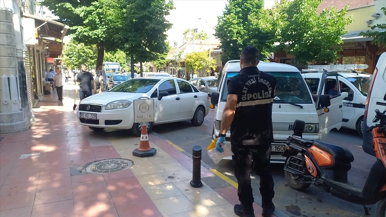 Manisa'da Kuyumcu Dükkanına Silahlı Saldırı: İki Şüpheli Aranıyor